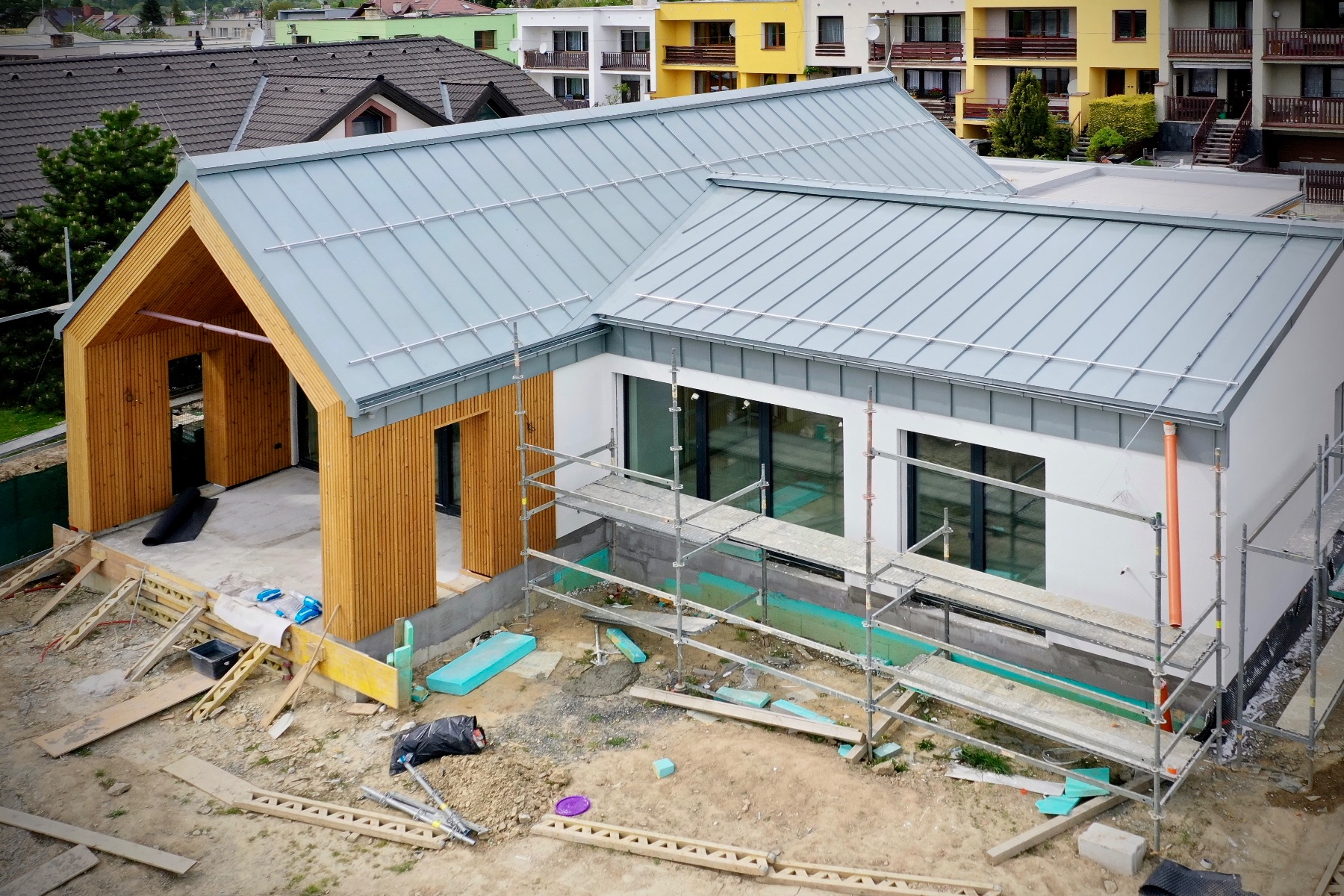 Rodinný dům ve Vítkově a článek o soutěži ART OF ZINC 2025 v časopise Střechy–Fasády–Izolace